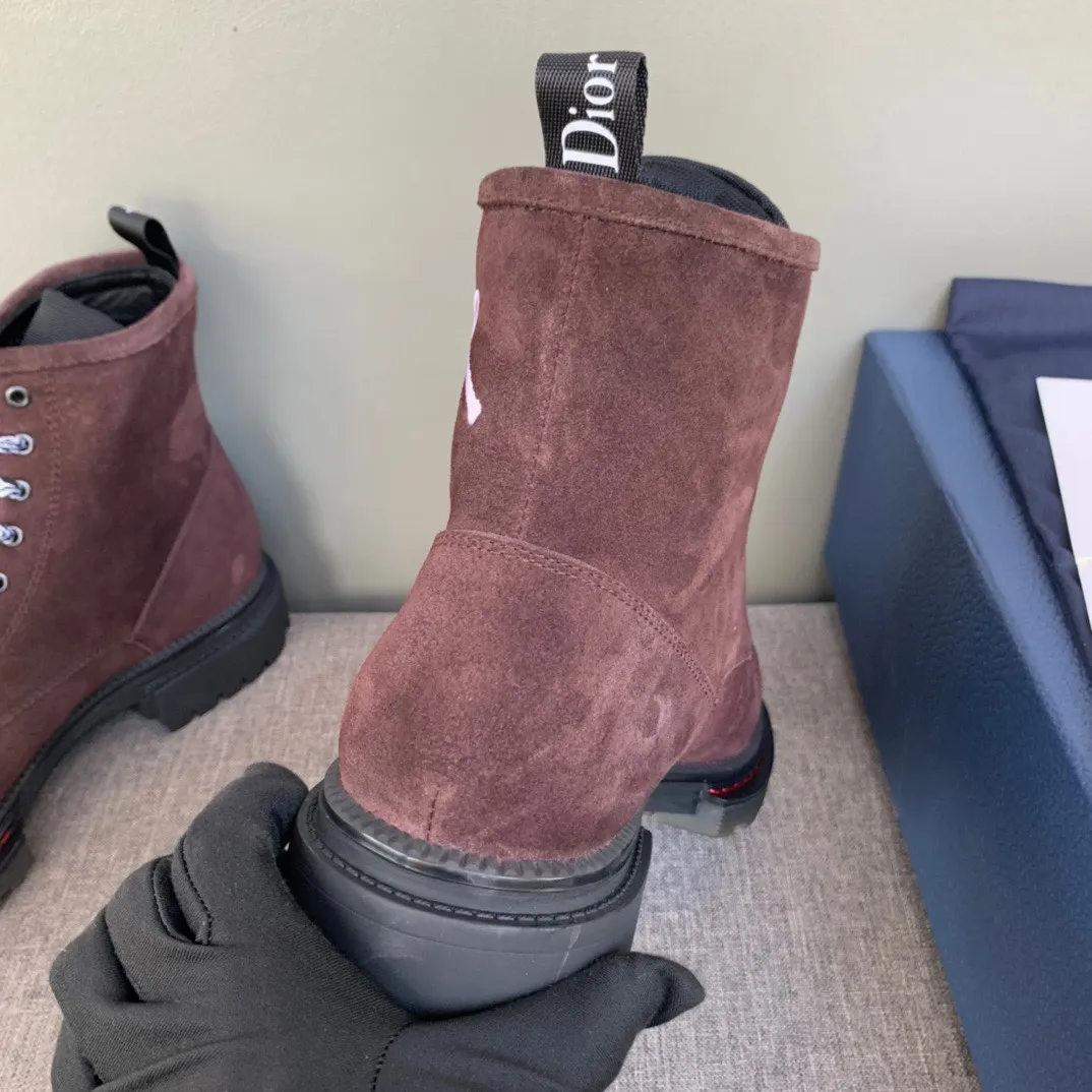 [DIOR] Top P: 1000💰 Number of yards: 39~44 (38.45 custom-made, non-refundable) Dior Dior~ Winter series, original 1:1 development Casual men's leather shoes Heavy investment, shoes and boots are made of imported cowhide + imported Dior special fabric Not easy to deform black cowhide lining Dior large hardware inlay Original TPU vacuum outsole, black cowhide Black open edge beads Military green suede Black suede Khaki suede leather is crafted by a large factory, and the perfect product is only prepared for you who know your taste! Any comparisons are welcome.